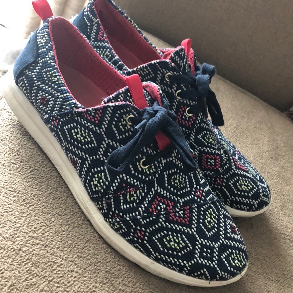 Toms tennis shoes